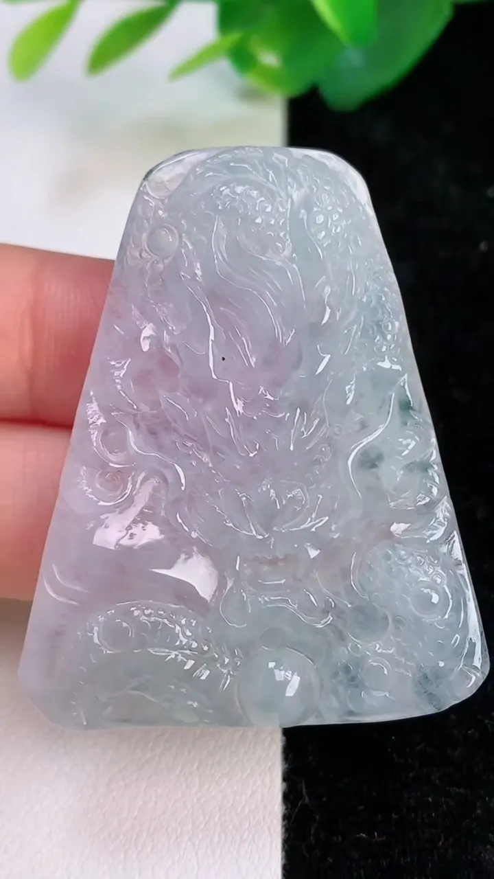 天然A货翡翠龙牌吊坠，尺寸48.2-39-5，重量:19.25g
7月5日