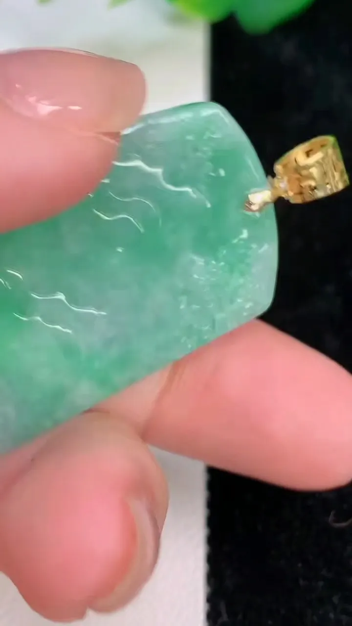 天然A货翡翠山水牌吊坠，尺寸40-27-7.3，重量:17.60g
7月5日