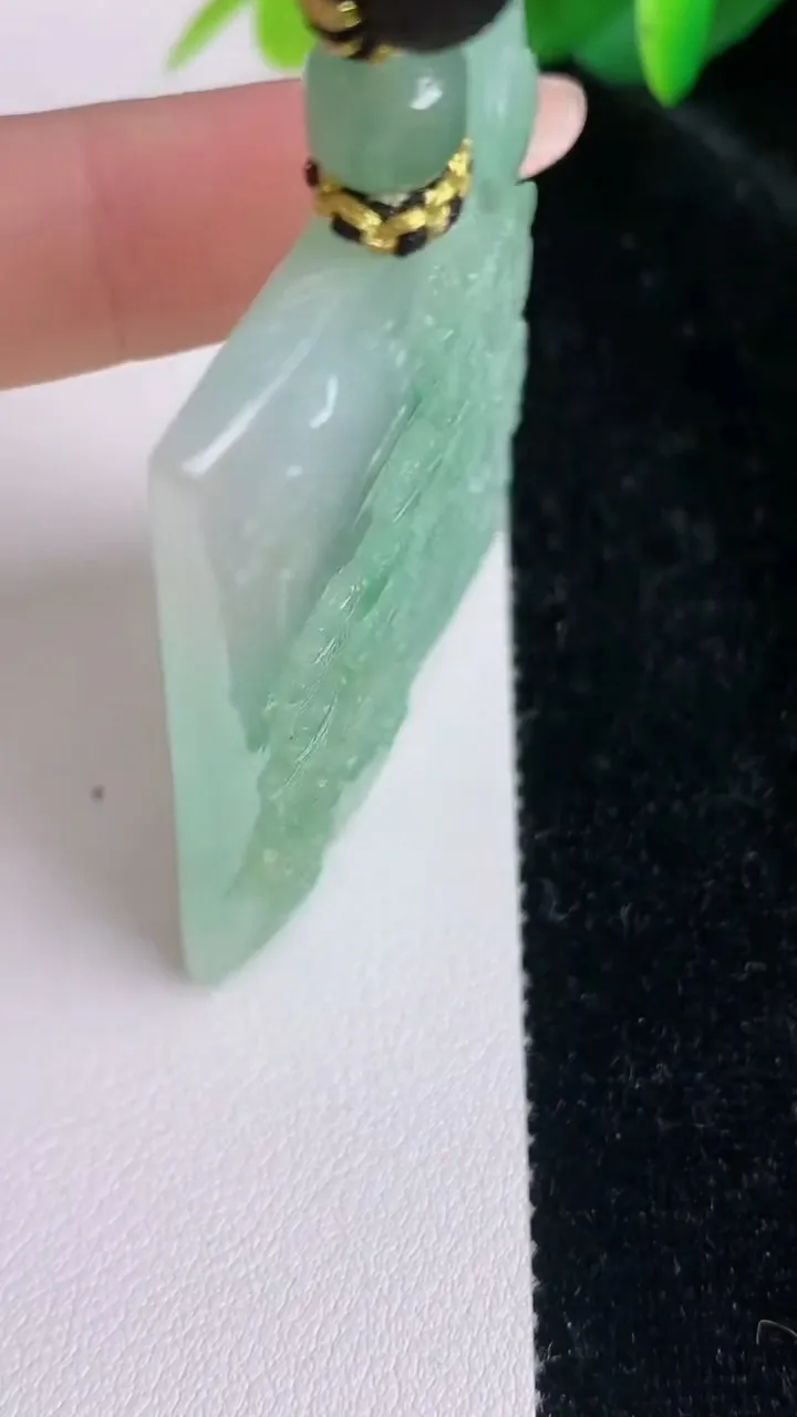 天然A货翡翠山水牌吊坠，尺寸52.3-36.7-6.3，重量:35.01g
7月5日