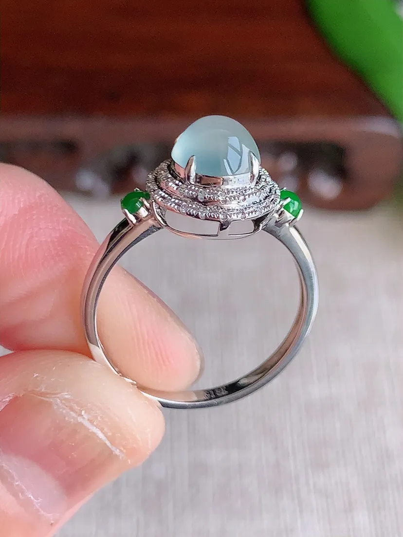 天然A货翡翠18K金伴钻镶嵌白月光蛋面戒指 圈口17.6裸石尺寸6.6mm 重量2.00g 0704