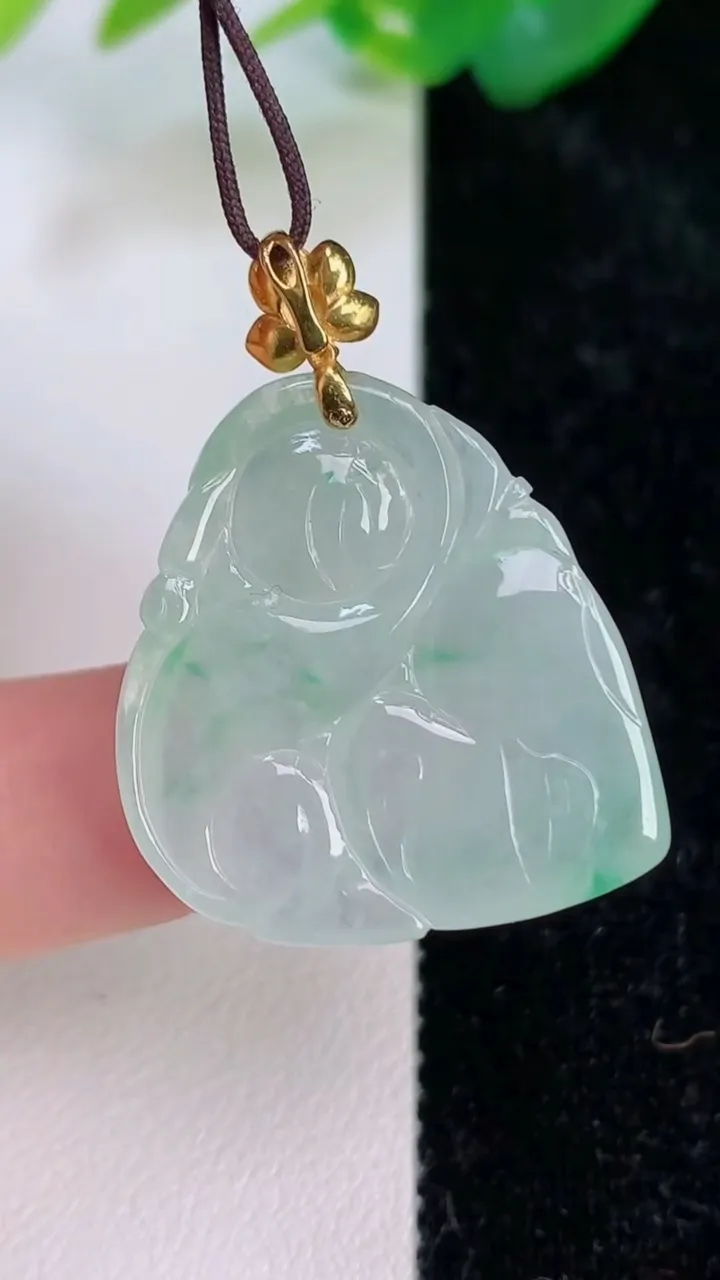 天然A货翡翠生肖猴吊坠，尺寸26.4-29.4-5.5，重量:7.23g
7月5日