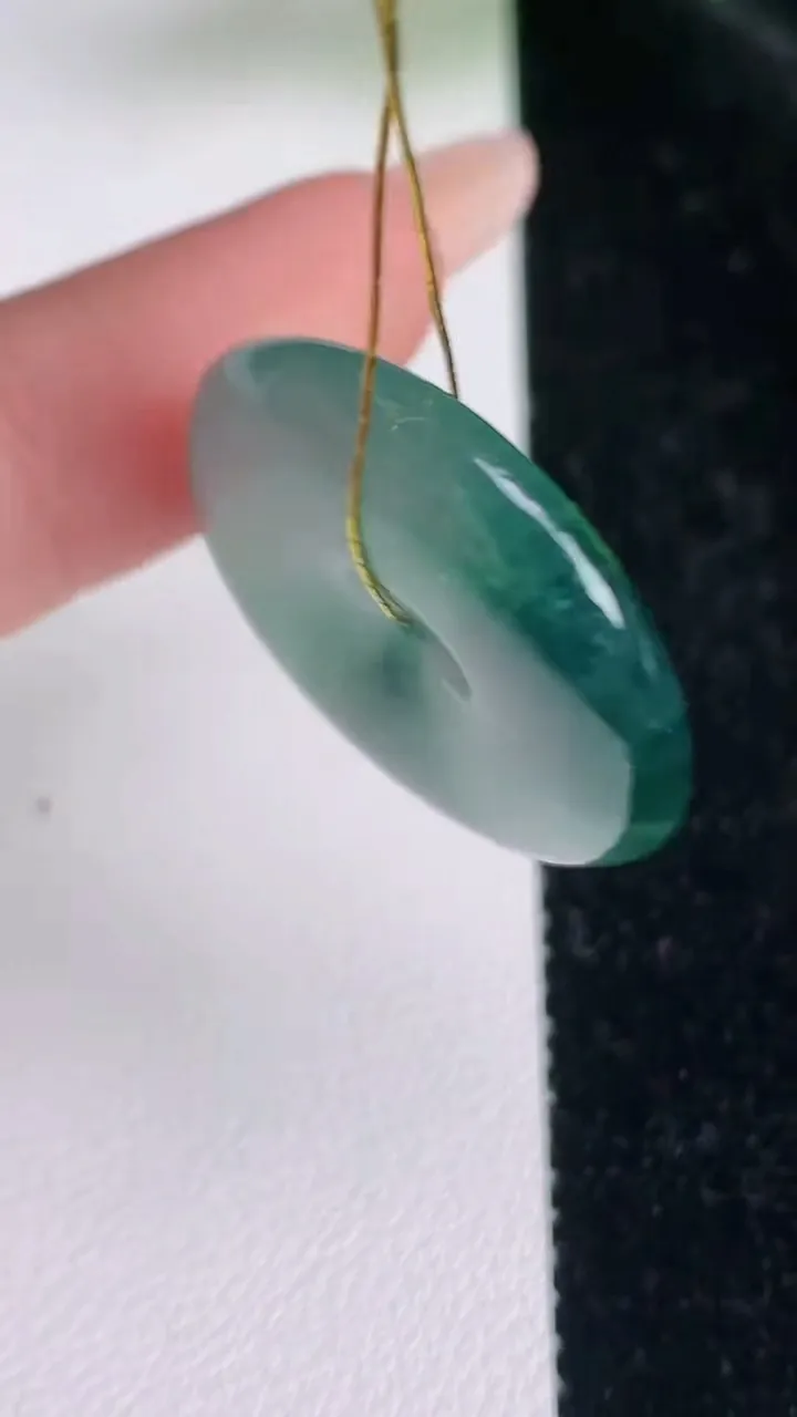 天然A货翡翠飘花平安扣吊坠，尺寸26.2-5.5，重量:8.07g
7月5日
