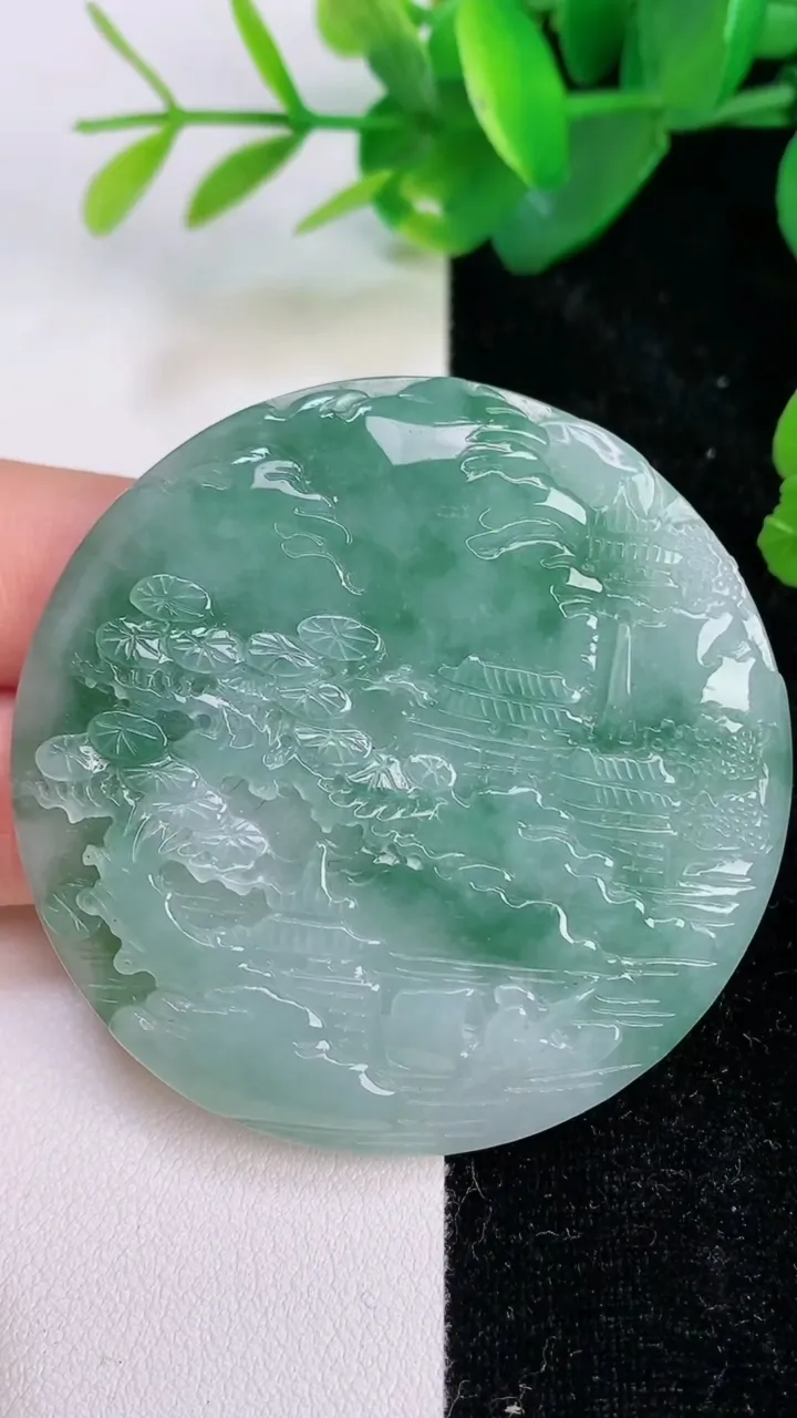 天然A货翡翠山水牌吊坠，尺寸53.6-6，重量:36.39g
7月5日