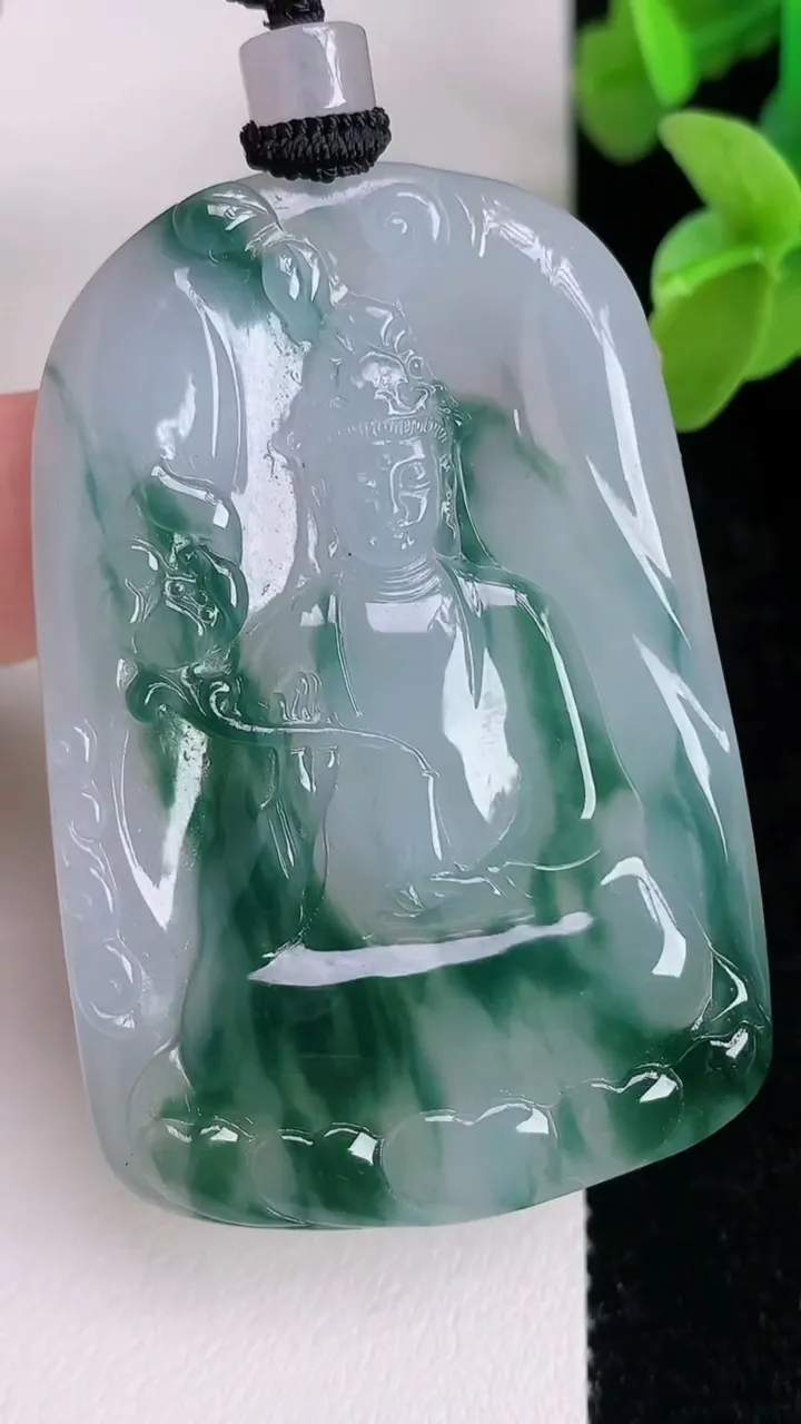 天然A货翡翠飘花大势至观音菩萨吊坠，尺寸54.8-37-5.6，重量:31.17g
7月5日