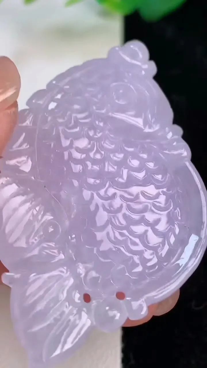 天然A货翡翠紫罗兰年年有余吊坠，尺寸52.6-33.7-7.6，重量:18.65g
7月5日