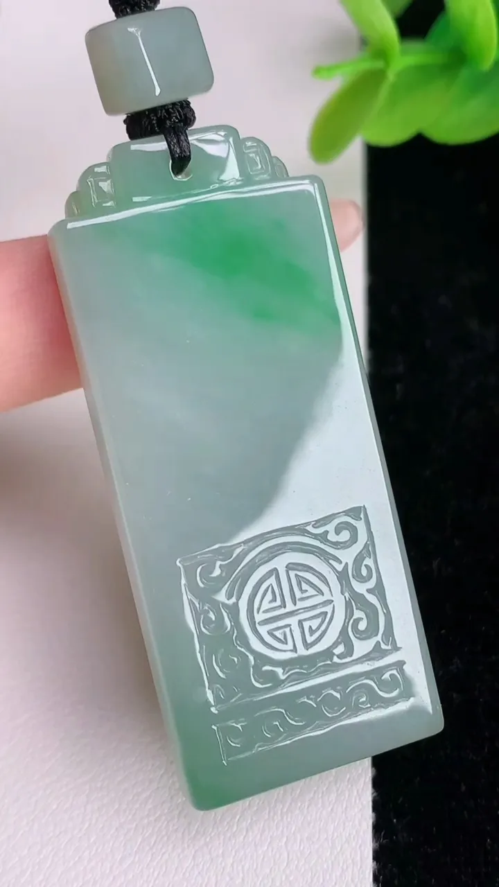 天然A货翡翠仿古无事牌吊坠，尺寸54.2-23.2-6.4，重量:28.73g
7月5日