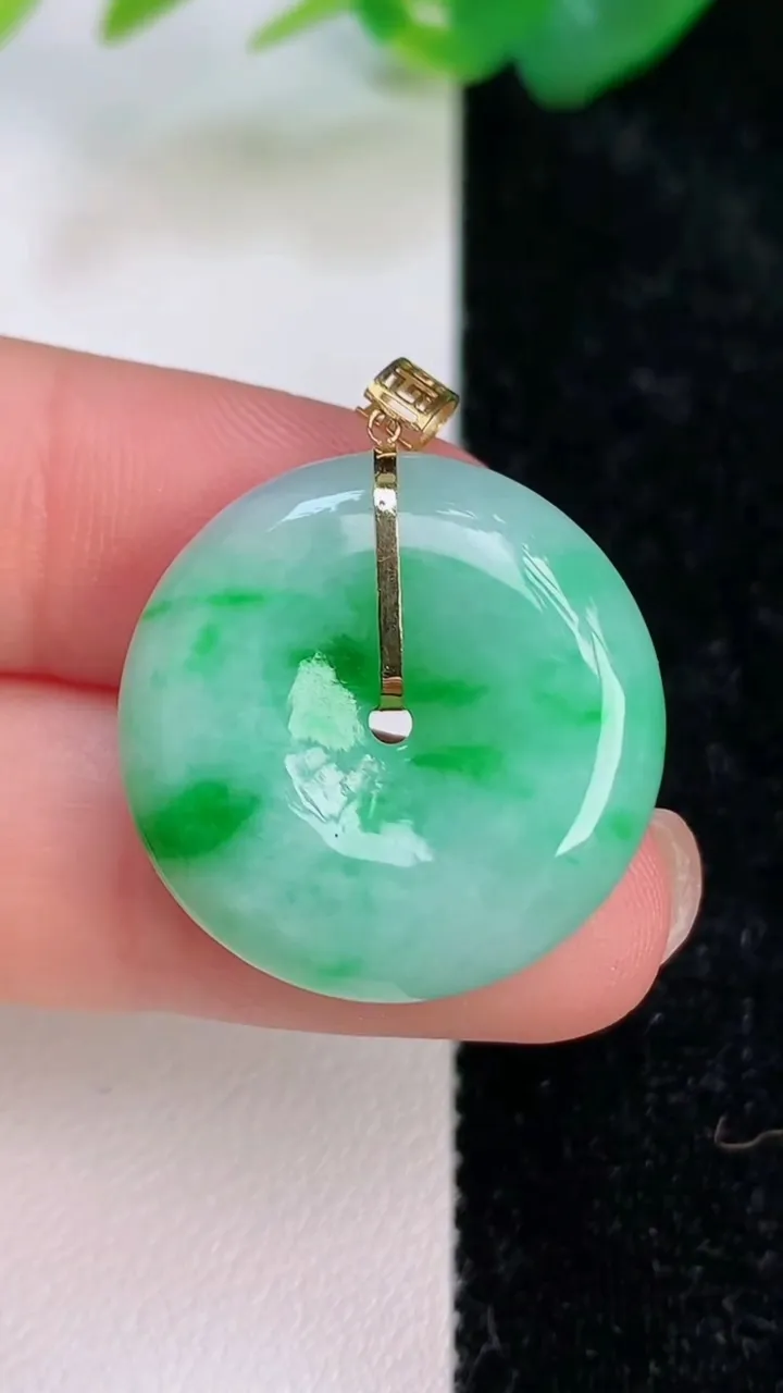 天然A货翡翠平安扣吊坠，尺寸23.5-5.7，重量:6.69g
7月5日