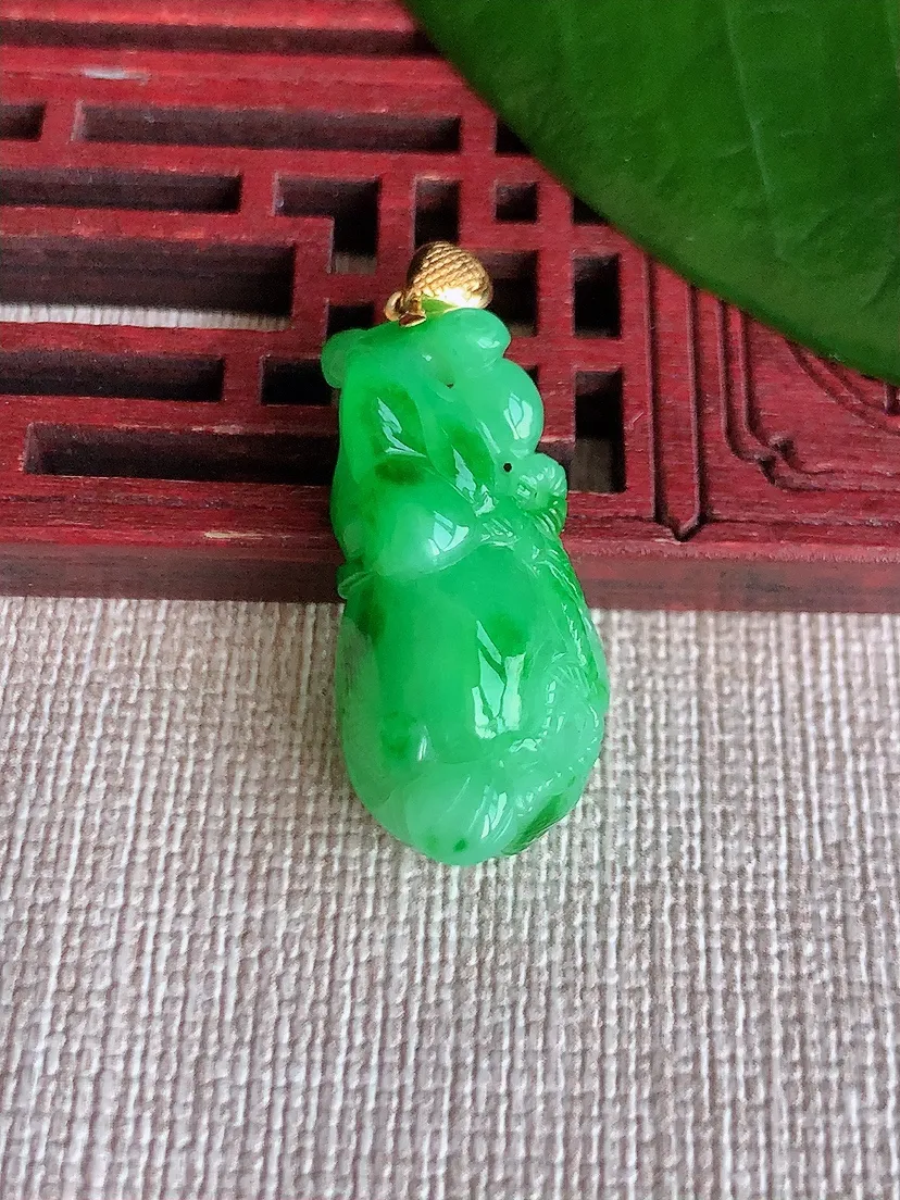 天然A货翡翠18K金扣头飘绿葫芦吊坠尺寸27.5×13.2×9m量6.00g 0704