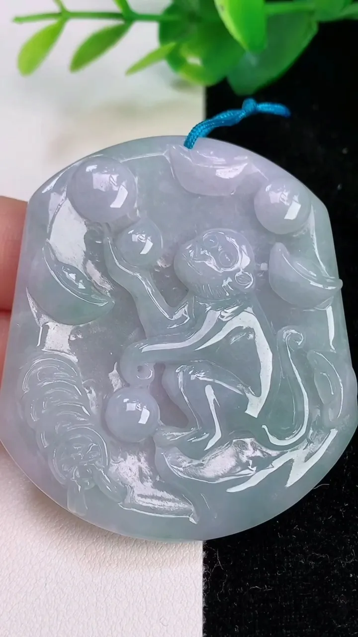 天然A货翡翠生肖猴吊坠，尺寸55.6-49.6-6，重量:33.76g
7月5日