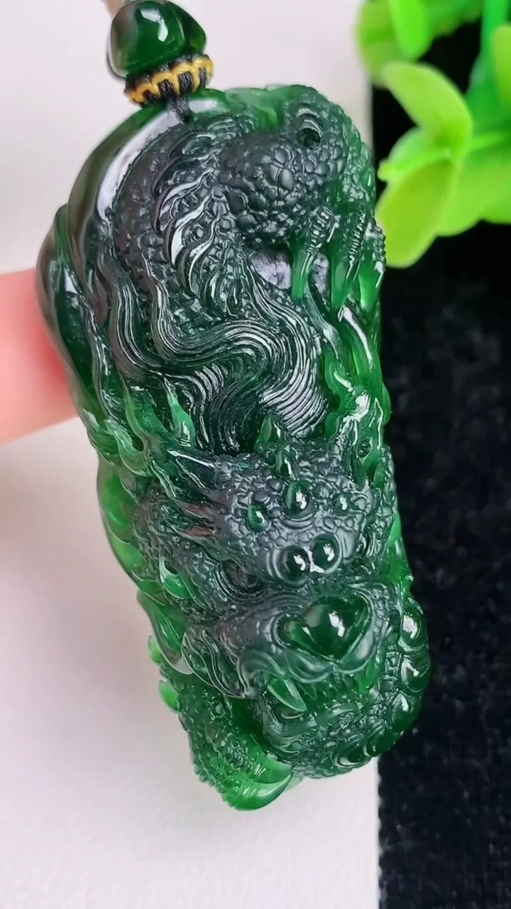 天然A货翡翠龙牌吊坠，尺寸56.3-25.7-17.4，重量:37.53g
7月5日
