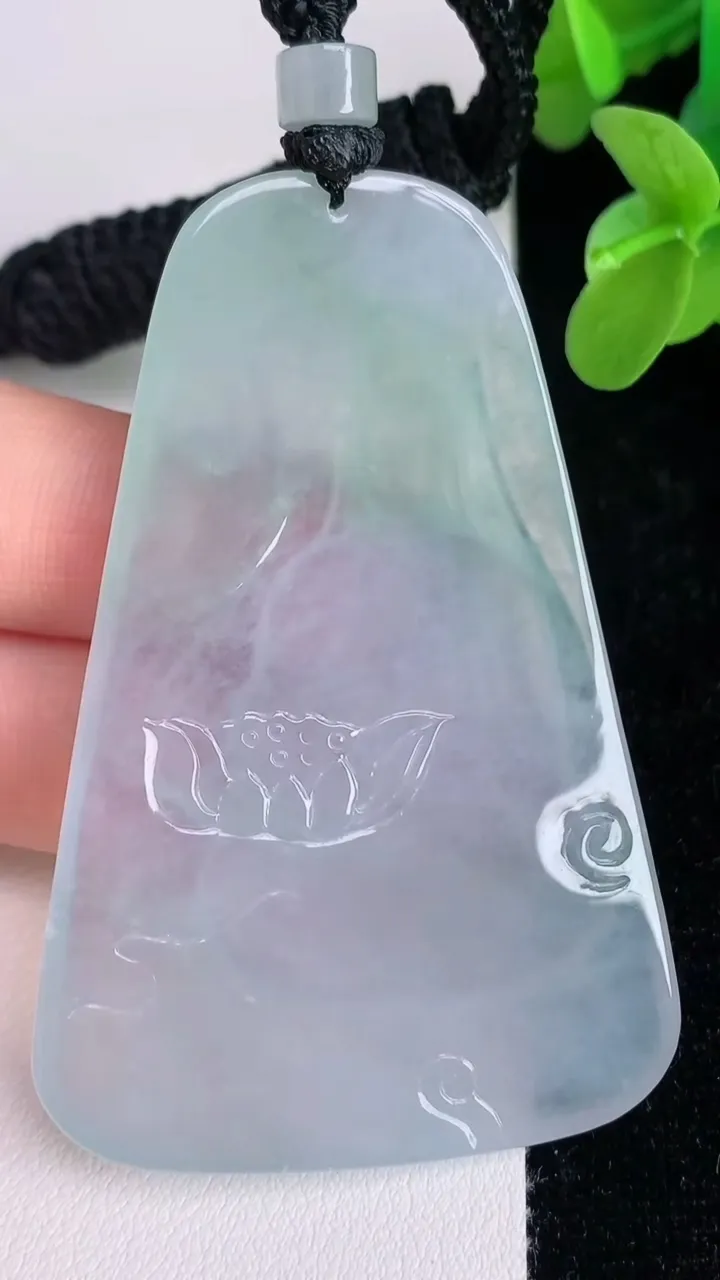 天然A货翡翠大势至观音菩萨吊坠，尺寸63.9-42.4-5.3，重量:33.56g
7月5日