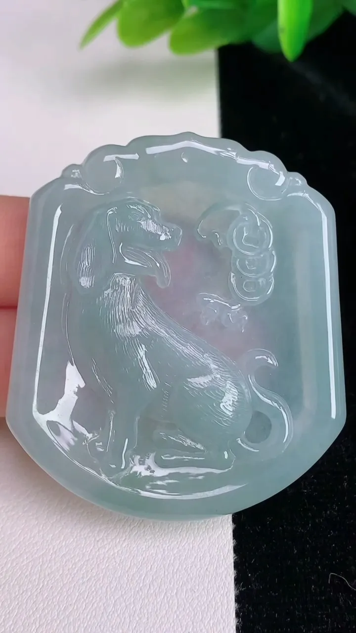 天然A货翡翠生肖狗吊坠，尺寸50.8-45-6，重量:27.47g
7月5日