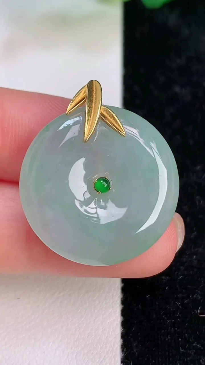 天然A货翡翠平安扣吊坠，尺寸24.7-5.2，重量:7.15g
7月5日