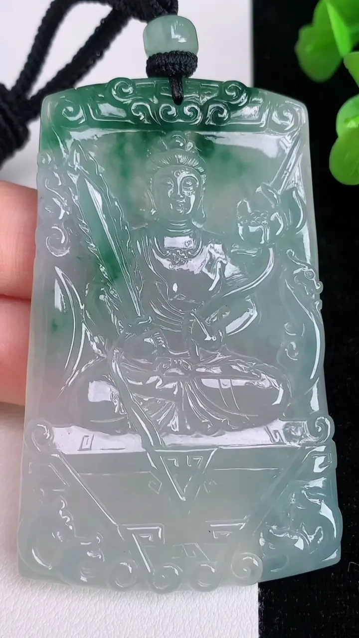 天然A货翡翠虚空藏观音菩萨吊坠，尺寸69.2-44.4-5.7，重量:49.00g
7月5日