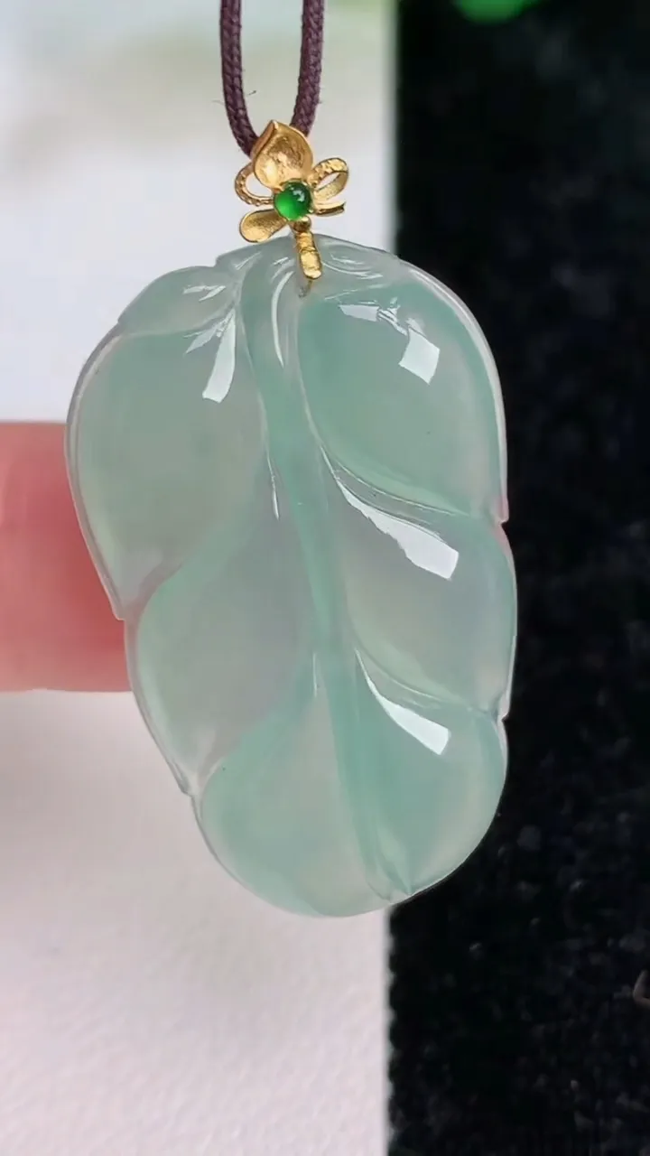 天然A货翡翠金枝玉叶 叶子吊坠，尺寸31.3-19-4，重量:5.16g
7月5日