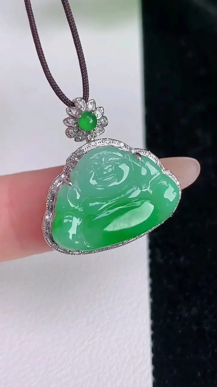 天然A货翡翠佛公吊坠，尺寸25.6-22-6，裸石14-19.8重量:2.18g
7月5日