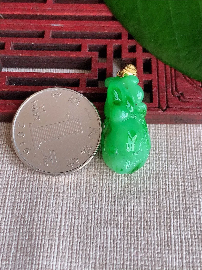 天然A货翡翠18K金扣头飘绿葫芦吊坠尺寸27.5×13.2×9m量6.00g 0704