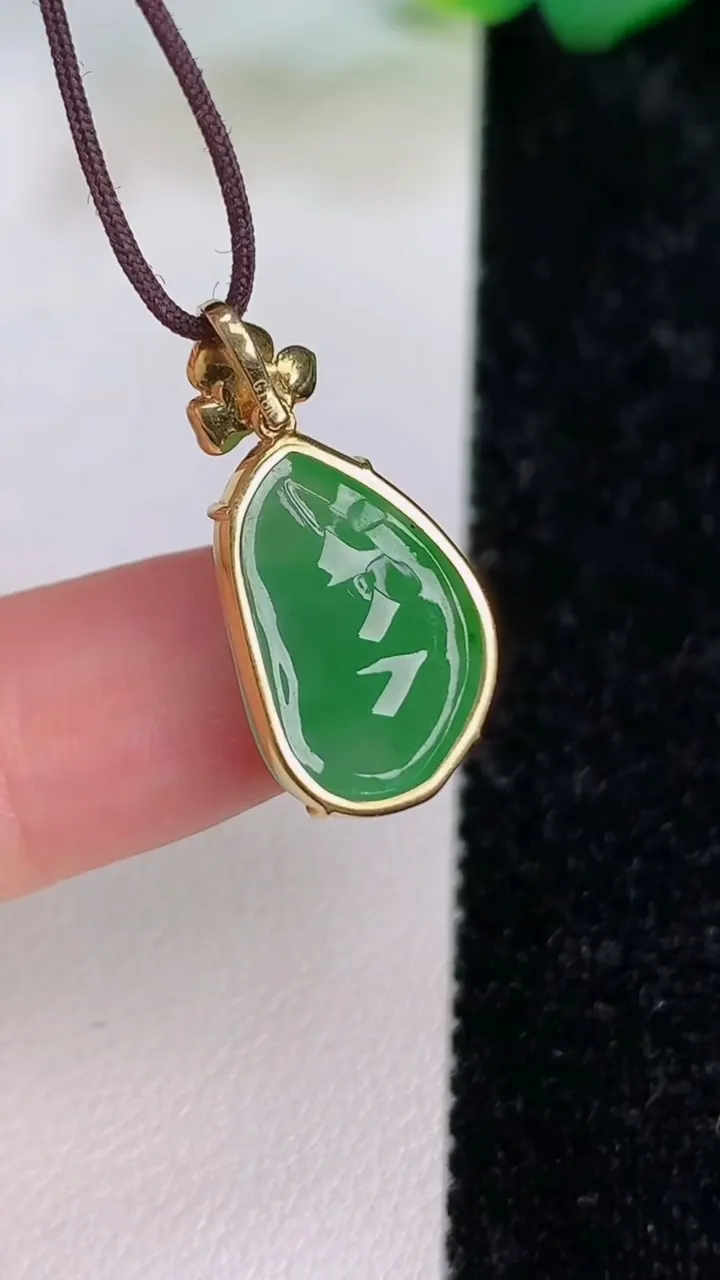 天然A货翡翠福豆吊坠，尺寸16.6-11.2-5.8，重量:2.34g
7月6日