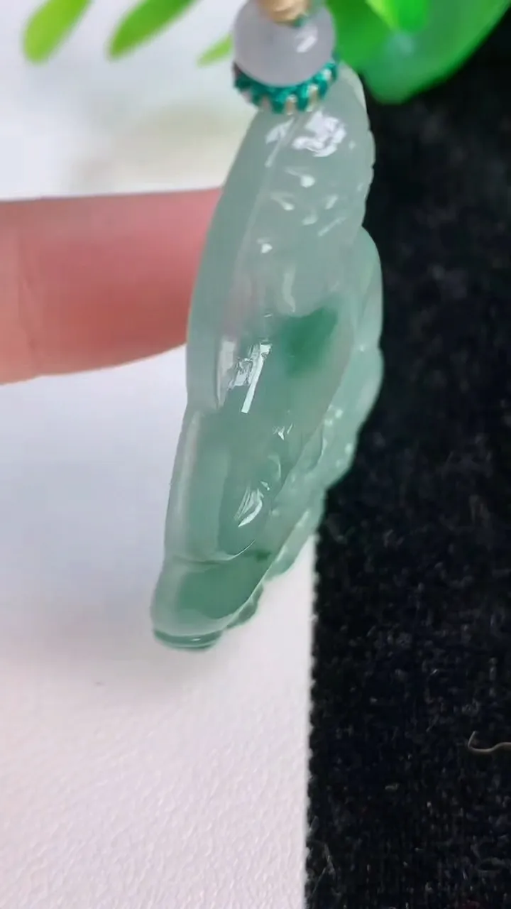 天然A货翡翠观音菩萨吊坠，尺寸54.2-33.2-6，重量:21.02g
7月6日
