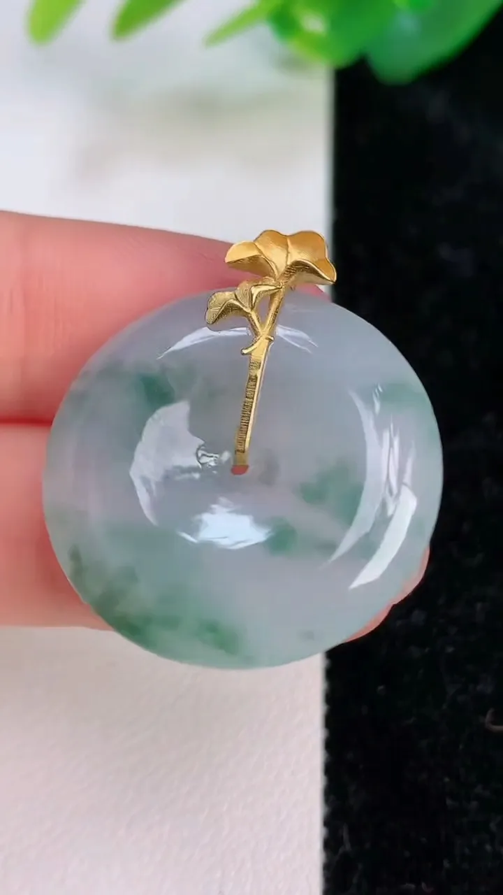 天然A货翡翠18k金飘花平安扣吊坠，尺寸26.6-5.8，重量:8.26g
7月6日