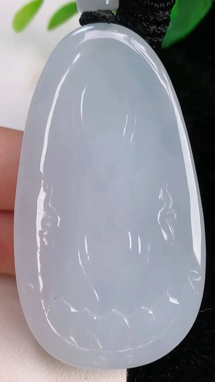 天然A货翡翠大势至观音菩萨吊坠，尺寸62-35.3-10.7，重量:54.52g
7月6日