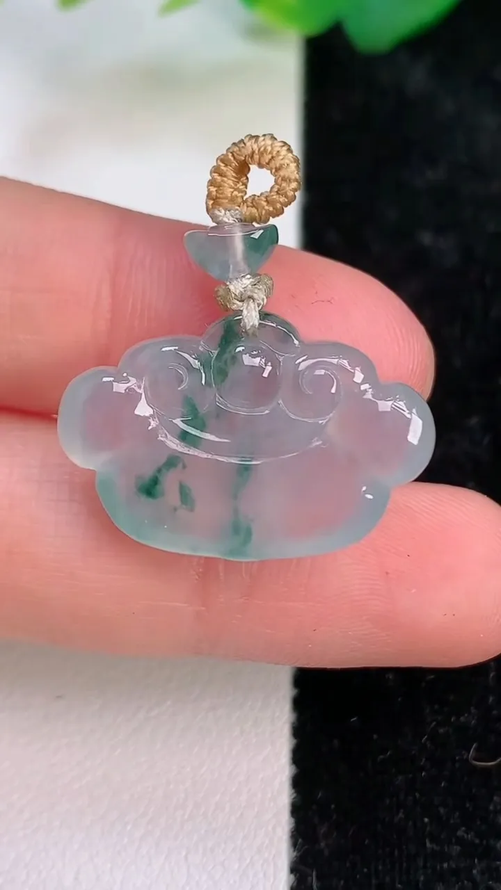 天然A货翡翠冰种飘花如意头吊坠，尺寸15.4-24.6-6.2，重量:4.99g
7月6日