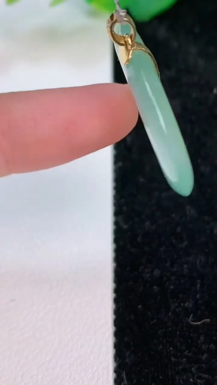 天然A货翡翠平安扣吊坠，尺寸29.5-4.3，重量:8.38g
7月6日