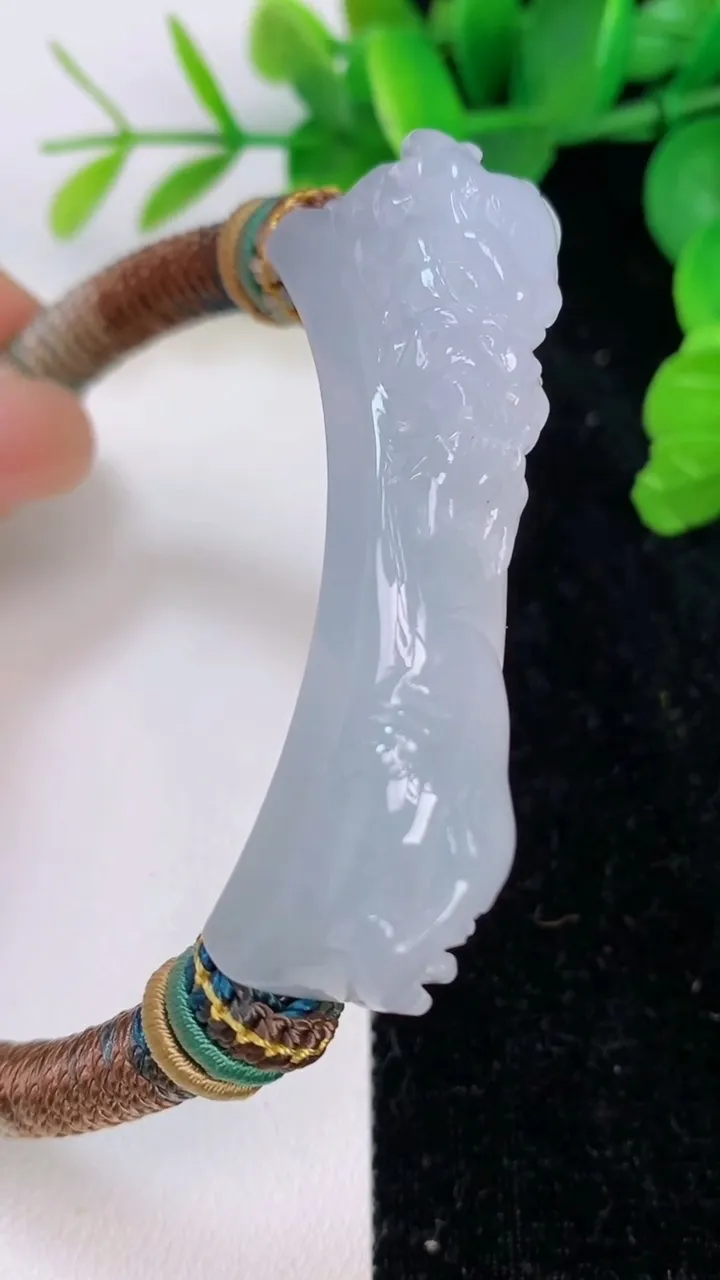 天然A货翡翠龙牌手绳，尺寸54-12.5-16，重量:33.11g
7月6日