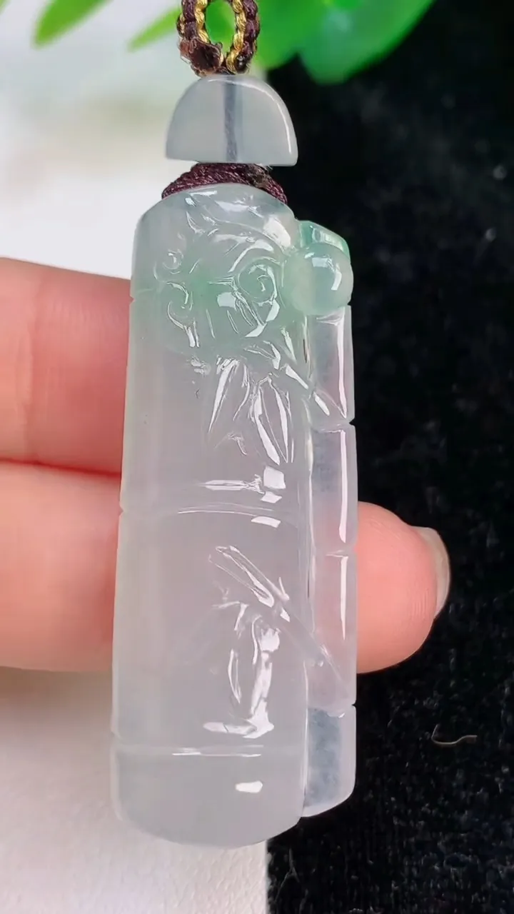 天然A货翡翠节节高升 竹节吊坠，尺寸45.7-17.4-7，重量:11.71g
7月6日