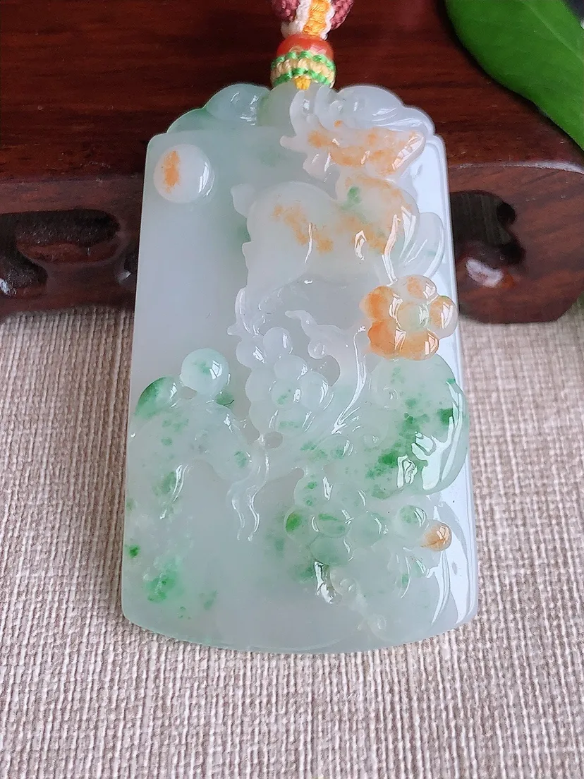 天然A货翡翠飘黄翡飘花梅花鹿一鹿有你吊坠尺寸59.6×35×10.4m量46.32g 0704