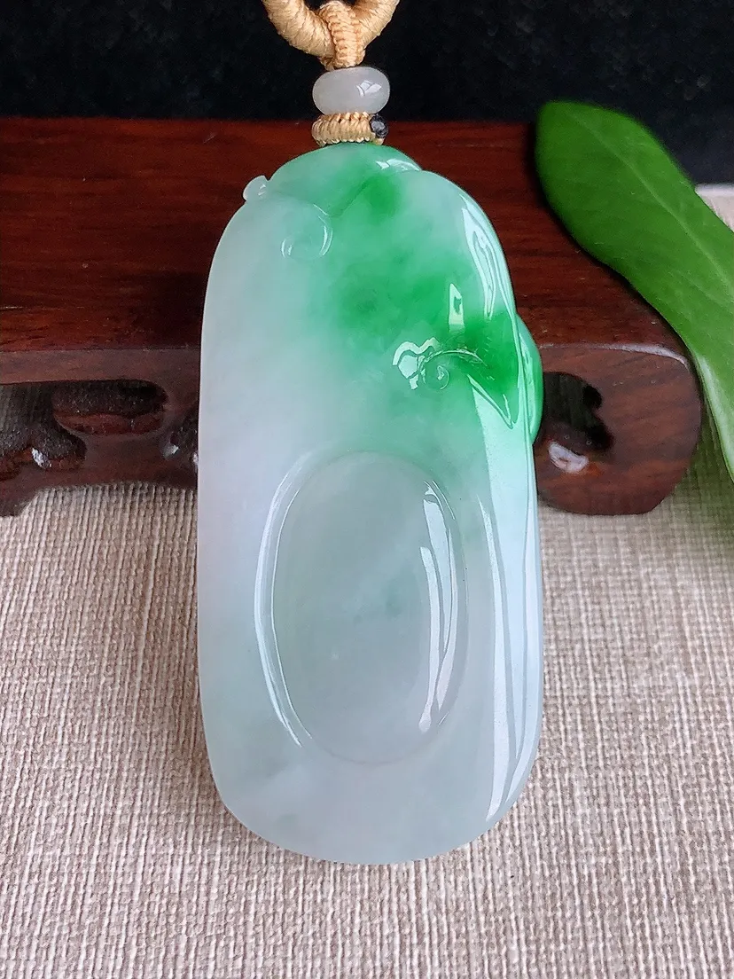 天然A货翡翠飘阳绿生肖羊吊坠尺寸63.6×30.8×11m量49.46g 0704