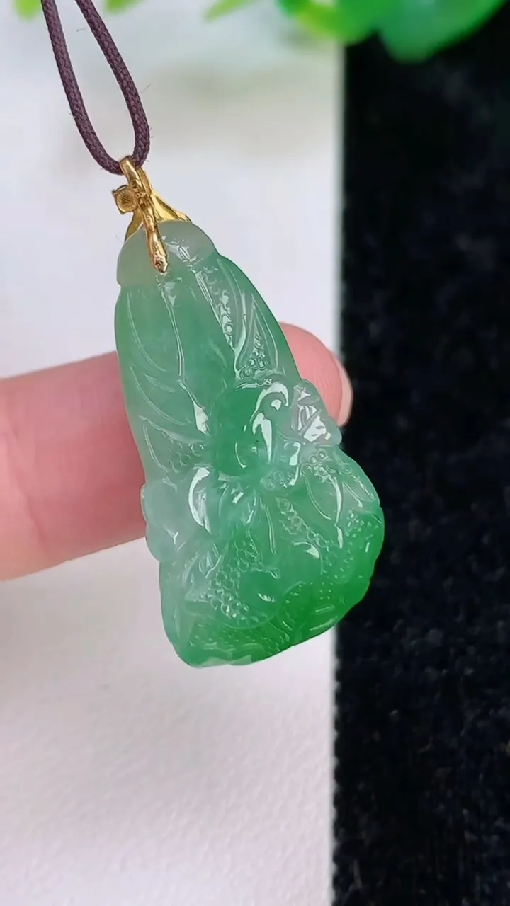 天然A货翡翠白菜吊坠，尺寸27.3-15.4-9.2，重量:5.44g
7月6日