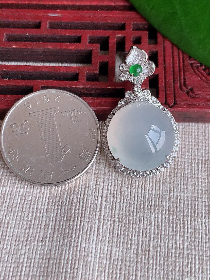 天然A货翡翠18K金伴飘花蛋面吊坠 尺寸32×18.5×11裸石15.8m量6.72g 0704