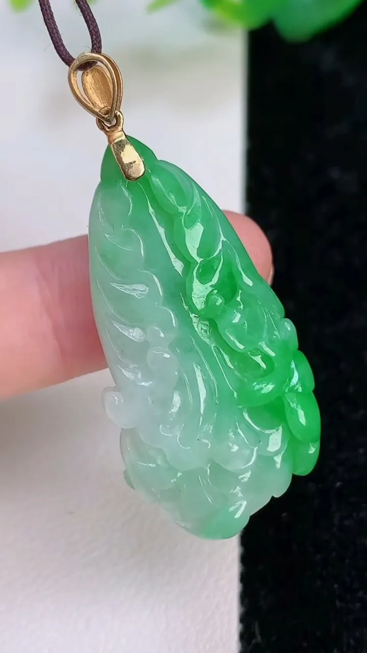 天然A货翡翠白菜吊坠，尺寸35.5-19-8.5，重量:8.62g
7月6日