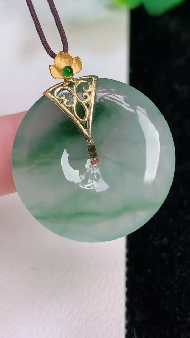 天然A货翡翠平安扣吊坠，尺寸27-5.2，重量:8.00g
7月6日