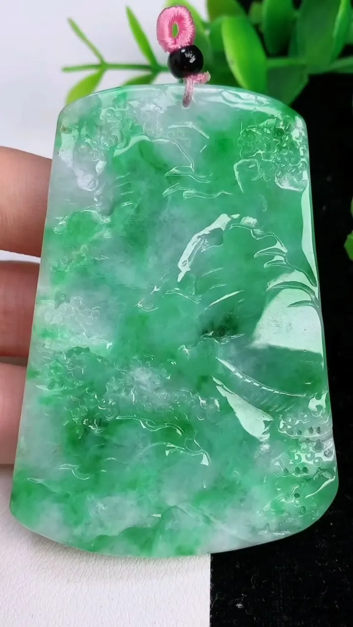 天然A货翡翠山水牌吊坠，尺寸72.5-51-6.3，重量:46.26g
7月6日
