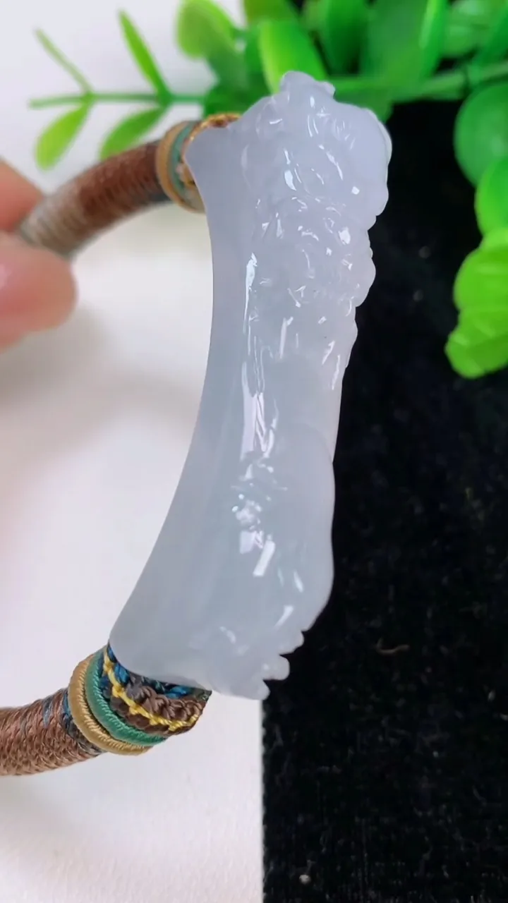 天然A货翡翠龙牌手绳，尺寸54-12.5-16，重量:33.11g
7月6日