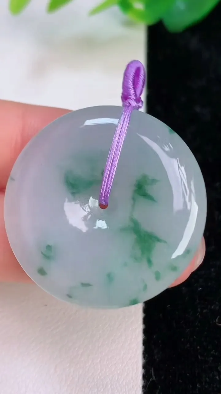 天然A货翡翠飘花平安扣吊坠，尺寸32.5-5.2，重量:11.71g
7月6日