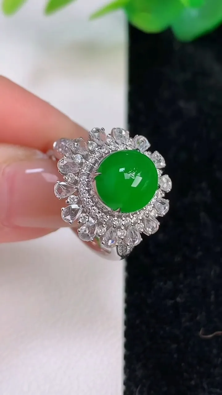 天然A货翡翠蛋面戒指，尺寸18.5-9-8，重量:7.26g2025年7月6日
工厂直销收藏佳品,种好水足，色泽均匀，有种有色，上手高大气！