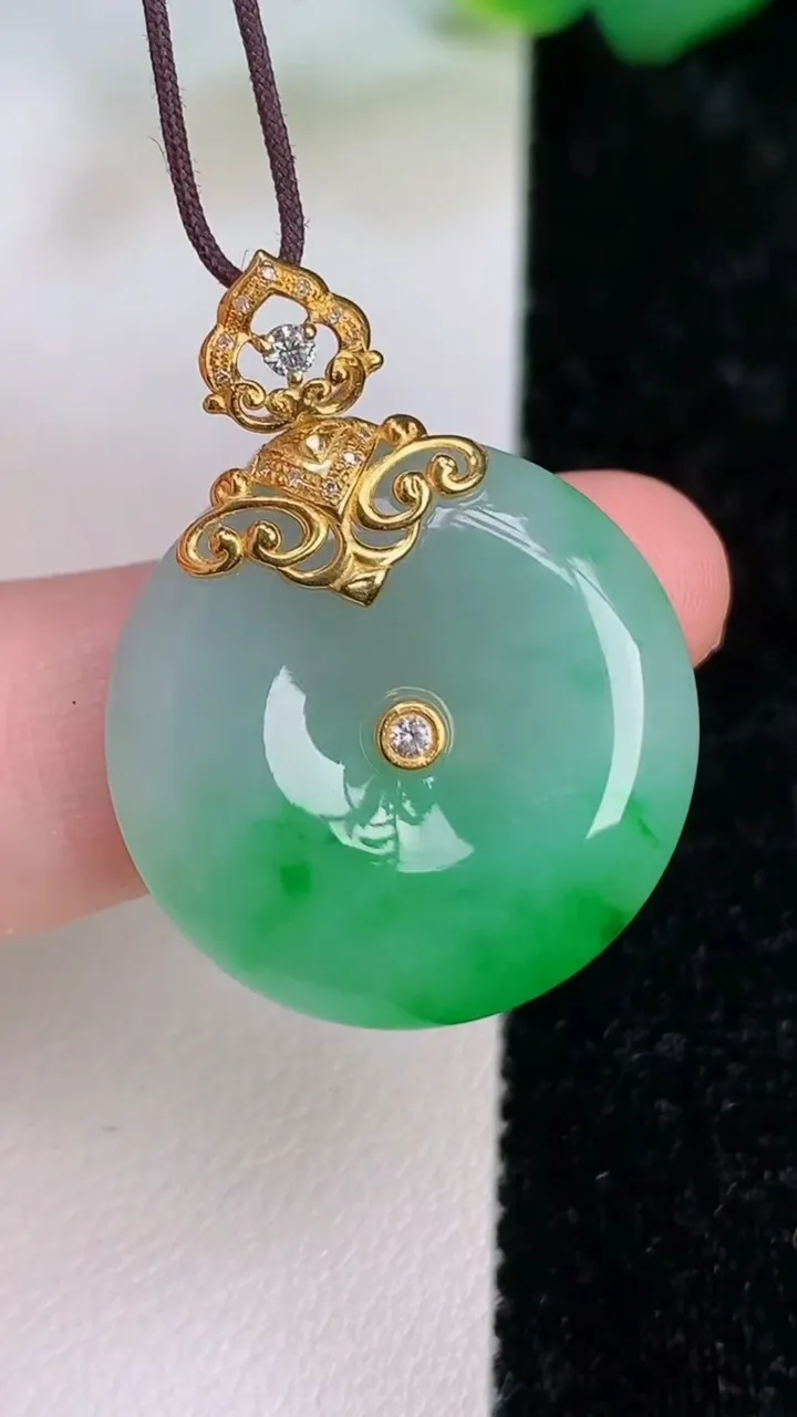 天然A货翡翠平安扣吊坠，尺寸23.6-5.6，重量:6.96g
7月6日