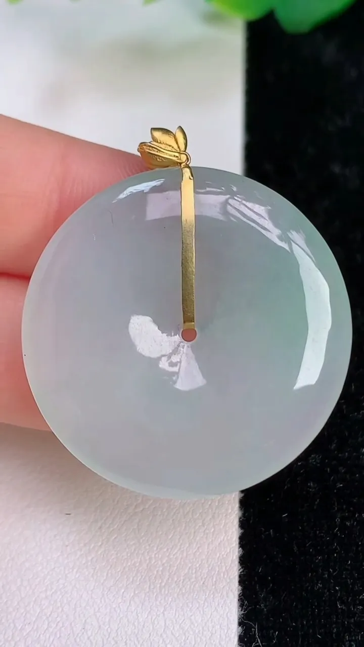 天然A货翡翠平安扣吊坠，尺寸32.7-5，重量:11.23g
7月6日
