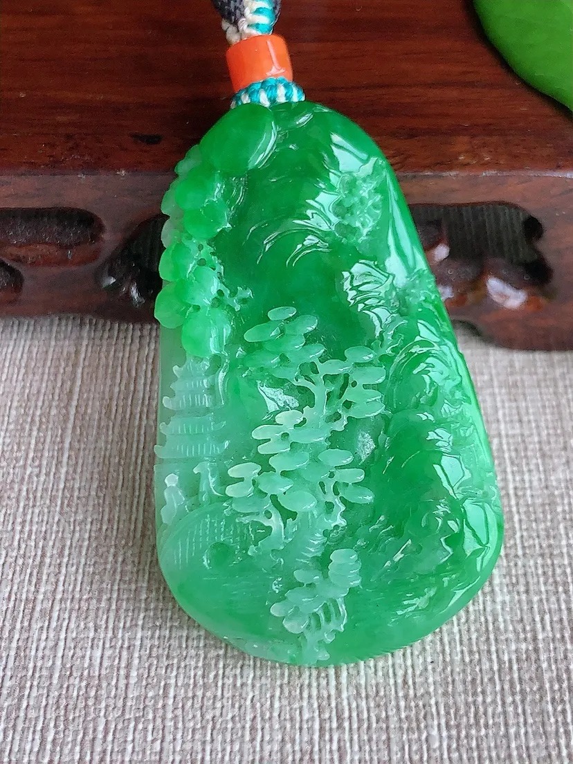 天然A货翡翠飘阳绿意境山水牌吊坠 尺寸51.3×30.8×7.4m量28.10g 0704