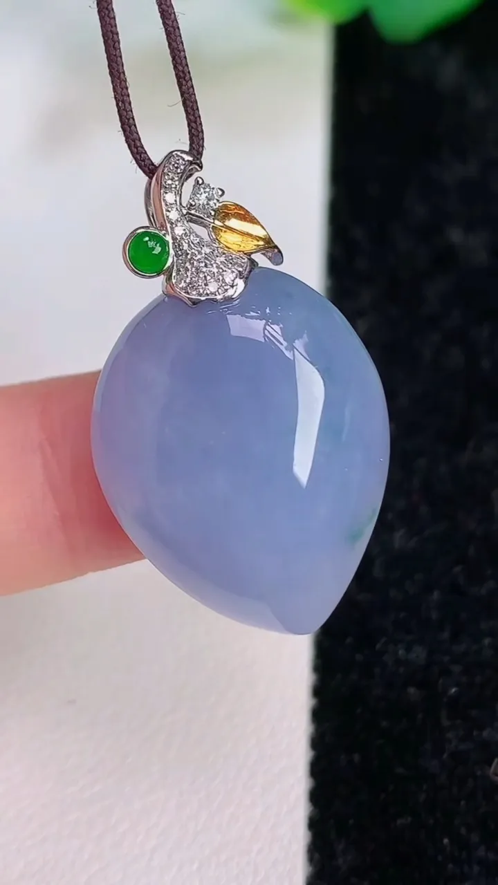 天然A货翡翠18k金春带彩紫罗兰寿桃吊坠，尺寸23.2-18.3-8.8，重量:6.88g
7月6日