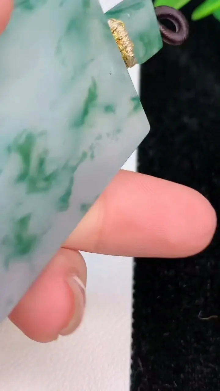 天然A货翡翠种飘花仿古无事牌吊坠，尺寸49.3-34.4-5.7，重量:32.33g
7月6日
