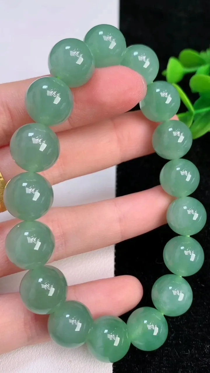 天然A货翡翠圆珠手串，尺寸12.2-17颗，重量:54.59g7月6日
工厂直销收藏佳品,种好水足，