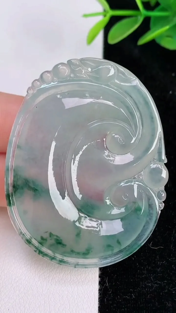 天然A货翡翠种飘花如意吊坠，尺寸53.8-42-6，重量:23.27g
7月6日