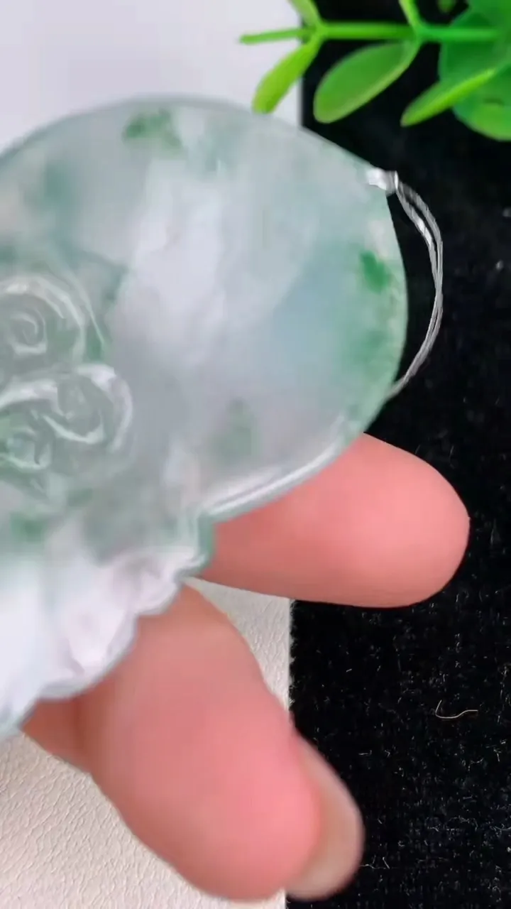 天然A货翡翠大势至观音菩萨吊坠，尺寸65.8-37.3-5.3，重量:28.79g
7月6日