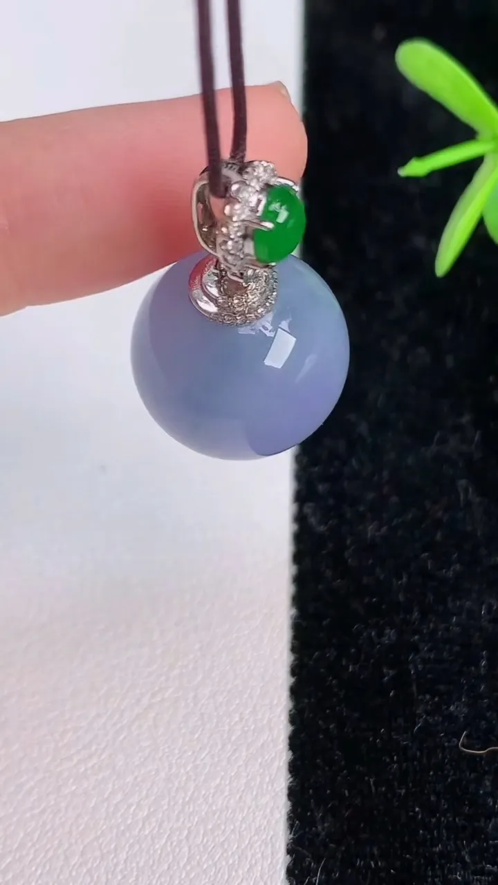 天然A货翡翠18k金紫罗兰圆珠吊坠，尺寸16，重量:8.09g7月6日
工厂直销收藏佳品,种好水足，色泽均匀，有种有色，上手高大气！