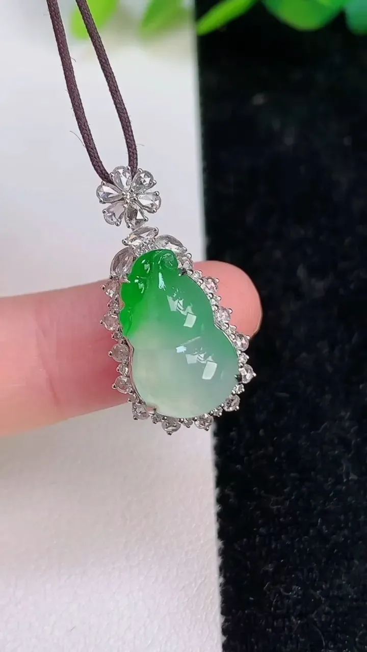 天然A货翡翠葫芦吊坠，尺寸25.5-13.2-10.8，裸石15.2-9重量:4.34g
7月6日