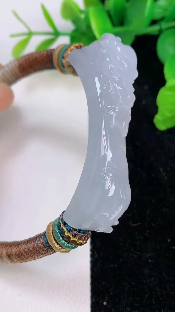 天然A货翡翠龙牌手绳，尺寸54-12.5-16，重量:33.11g
7月6日